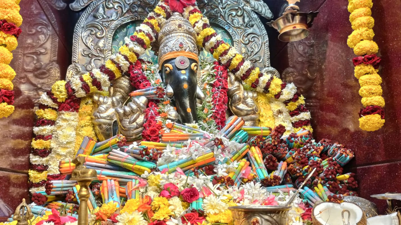 భగవంతుడి ఆరాధనలో సహస్ర నామార్చన గురించి వినే ఉంటారు. సహస్ర కళశాభిషేకం, సహస్ర స్వర్ణ పుష్పార్చనలు గురించి తెలిసే ఉంటుంది. కానీ దేవుడికి సహస్ర కలములతో పూజ చేయటం శ్రీకాకుళంలోని విజయగణపతి ఆలయంలోనే ప్రత్యేకం. ఈ ఏడాది 10th క్లాస్ పబ్లిక్ పరీక్షలు సమీపిస్తున్న వేళ
స్వస్తిశ్రీ చాంద్రమాన శ్రీ క్రోధినామ సంవత్సరo ఫాల్గుణ శుద్ధ సప్తమి పర్వదినం సందర్భంగా గురువారం స్వామివారికి ప్రత్యేకంగా సహస్ర కలములు (1008 పెన్నులు)తో ప్రత్యేకపూజలు చేసి విద్యార్థులకు శుక్రవారం ఆ పెన్నులను అందజేశారు.