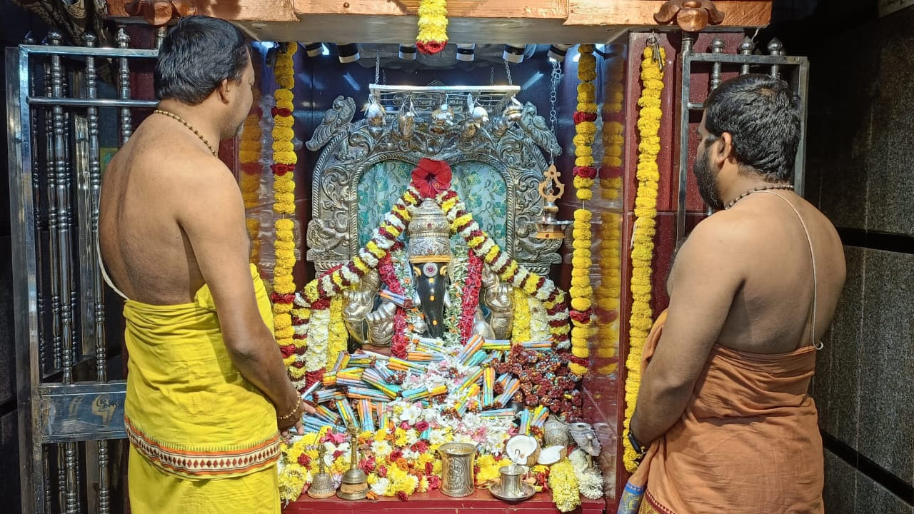  ప్రతియేటా 10th క్లాస్ పరీక్షలు వస్తున్నాయంటే చాలు ...పరీక్షలకు కొద్ది రోజుల ముందు శ్రీకాకుళం జిల్లా కేంద్రంలోని విజయగణపతి ఆలయంలో ఓ ఆనవాయితీ అందరినీ ఆకట్టుకుంటుంది. ఆలయ నిర్వాహకులు పరీక్షలు రాసేందుకు వెల్లే 10th క్లాస్ విద్యార్థులకి ప్రత్యేక పూజలు చేసిన పెన్నులను విద్యార్థులకు ఉచితంగా అందజేస్తారు. అయితే పెన్ను కావాలనుకునే వారు పూజకు ముందు రోజే ఆలయంలో పరీక్ష రాసే విద్యార్థి గోత్రనామాల వివరాలు అందివ్వాలి. పరీక్షలు ప్రారంభానికి ఇంకా కొద్ది రోజులే ఉండటంతో విద్యార్థి గాని, తల్లిదండ్రులు గాని పూజల్లో ఉండాల్సిన పని లేదు. పూజ జరిగిన మరుసటి రోజు ఆలయానికి వచ్చి పేరు గోత్రం చెబితే చాలు పూజ చేసిన పెన్నుని విద్యార్థికి అందజేస్తారు. 