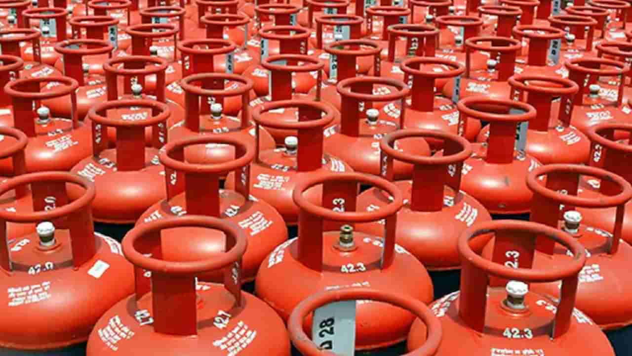 Gas Cylinder: సామాన్యులకు బంపర్‌ గుడ్‌న్యూస్‌.. భారీగా తగ్గిన ఎల్పీజీ గ్యాస్ సిలిండర్ ధర.. ఎంత తగ్గిందంటే?