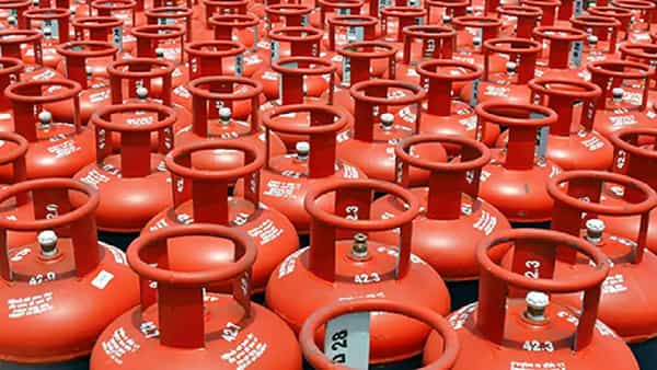 Gas Cylinder: సామాన్యులకు బంపర్ గుడ్న్యూస్.. భారీగా తగ్గిన ఎల్పీజీ గ్యాస్ సిలిండర్ ధర.. ఎంత తగ్గిందంటే?