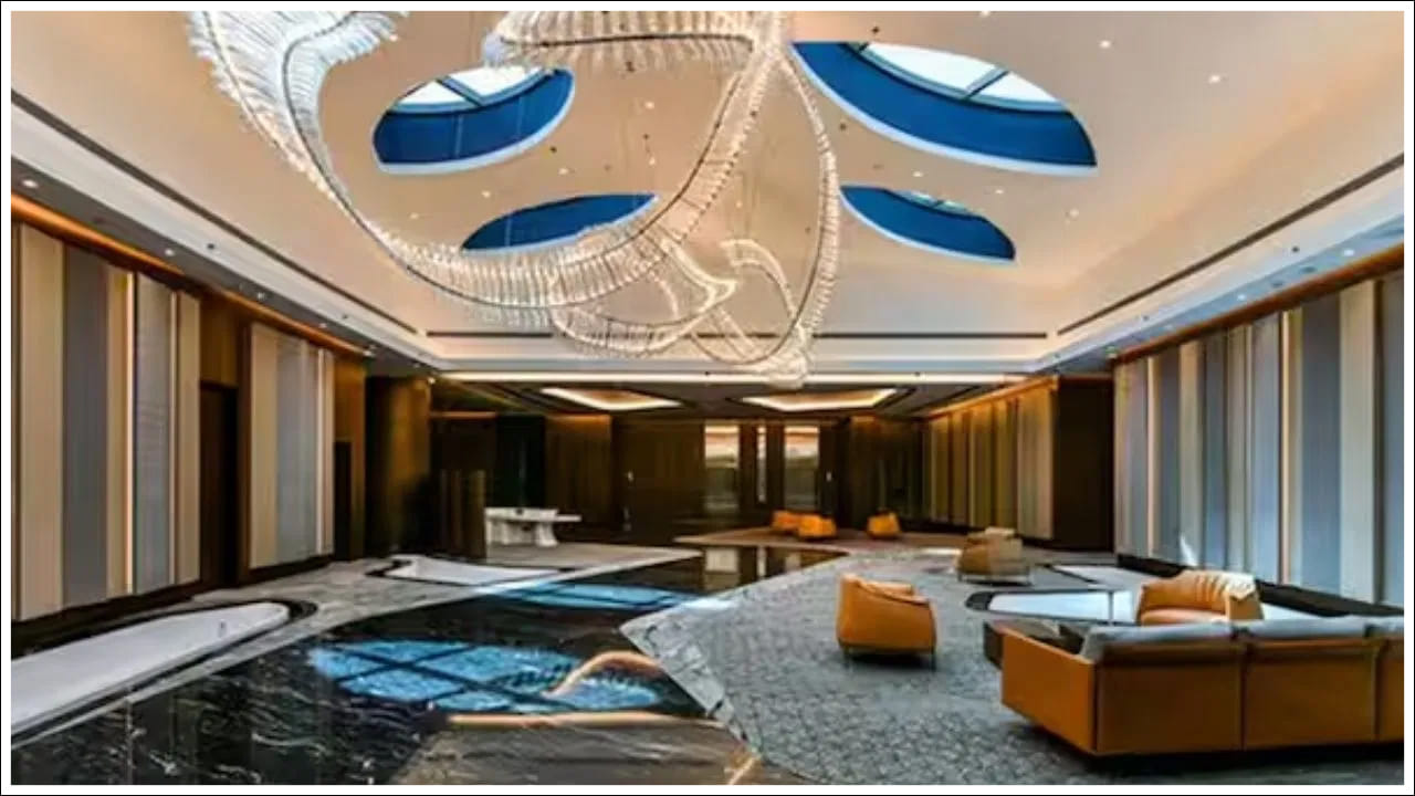 ఢిల్లీలోని ఒక ఇల్లు రాజు కోటలా కనిపిస్తుంది. గౌతమ్ అదానీకి భారతదేశంతో పాటు ప్రపంచవ్యాప్తంగా రియల్ ఎస్టేట్ ఆస్తులు ఉన్నాయి. అతనికి ఆస్ట్రేలియాలోని అబాట్ పోర్ట్‌లో ఒక విలాసవంతమైన బంగ్లా కూడా ఉంది.