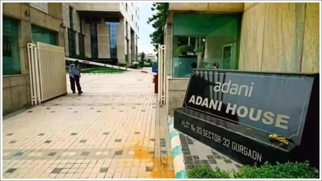 ఇది కాకుండా, గౌతమ్ అదానీకి అహ్మదాబాద్‌లో ఒక ఇల్లు కూడా ఉంది. అహ్మదాబాద్‌లోని ఇల్లు మిథకళి చౌక్డి సమీపంలోని నవరంగ్‌పురాలో ఉంది. ఇది కాకుండా, గుర్గావ్‌లో ఒక ఇల్లు కూడా ఉంది.