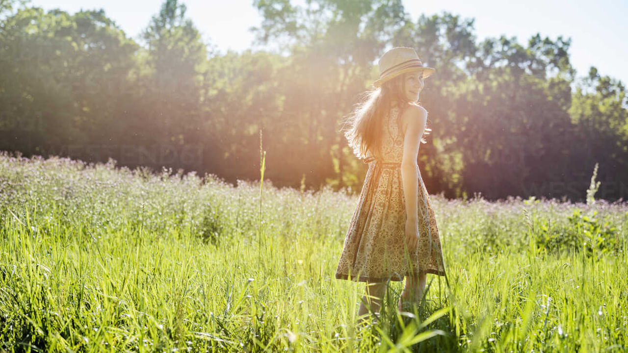 గరిష్ట వేడి సమయాలను నివారించండి: మధ్యాహ్నం 12 గంటల నుండి సాయంత్రం 4 గంటల మధ్య ప్రత్యక్ష సూర్యకాంతికి గురికావడాన్ని తగ్గించండి. ఈ సమయంలో బయట తిరగడం తగ్గించండి. అవసరమైతే తప్ప బయటకు రావద్దు.