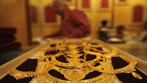 Gold Rate Today: పసిడి ప్రియులకు కాస్త ఊరట..! హైదరాబాద్లో స్వల్పంగా తగ్గిన బంగారం ధర.. ఇవాళ్టి బంగారం, వెండి ధరలు..