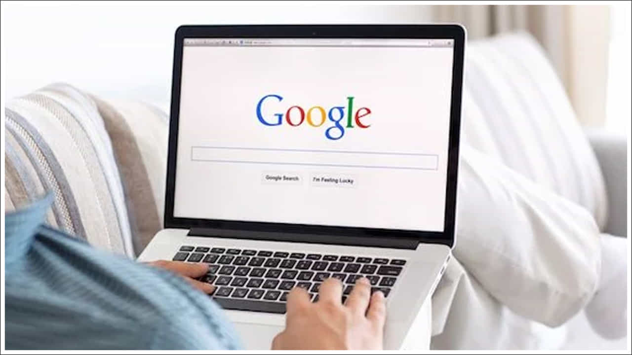 Google Search History: ఏదైనా ప్రశ్నకు సమాధానం కావాలంటే ప్రతి ఒక్కరు గూగుల్ను ఆశ్రయిస్తుంటారు. ఏ సమాచారం కావాలన్న గూగుల్ సులభంగా సమాధానం ఇచ్చేస్తుంది. కానీ ప్రతి ప్రశ్నకు సమాధానం కోసం Googleని అడగడం కొన్నిసార్లు మీరు ఇబ్బందులు పడే ప్రమాదం ఉంది. కొన్ని పదాలను గూగుల్లో సెర్చ్ చేస్తే ఏకంగా జైలుకు వెళ్లే పరిస్థితి వస్తుంది. ఐటీ నియమాలు, ప్రభుత్వ మార్గదర్శకాల ప్రకారం, పబ్లిక్ డొమైన్లో శోధించడం నిషేధించబడిన కొన్ని విషయాలు ఉన్నాయి. ఇంటర్నెట్లో శోధిస్తున్నప్పుడు మిమ్మల్ని ఇబ్బందులకు గురిచేసే అంశాలు ఏమిటో తెలుసుకుందాం.