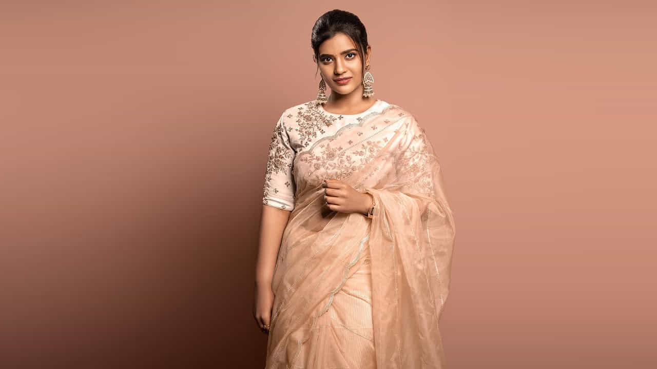 తిరుపతిలోని శ్రీ విద్యానికేతన్ ఇంటర్నేషనల్ స్కూల్లో, చెన్నైలోని హోలీ ఏంజెల్స్ ఆంగ్లో ఇండియన్ హయ్యర్ సెకండరీ స్కూల్లో చదివింది.తమిళనాడులో చెన్నైలోని ఇతిరాజ్ కాలేజ్ ఫర్ ఉమెన్ నుంచి బి.కామ్ లో డిగ్రీ పట్ట పొందింది ఈ వయ్యారి భామ.