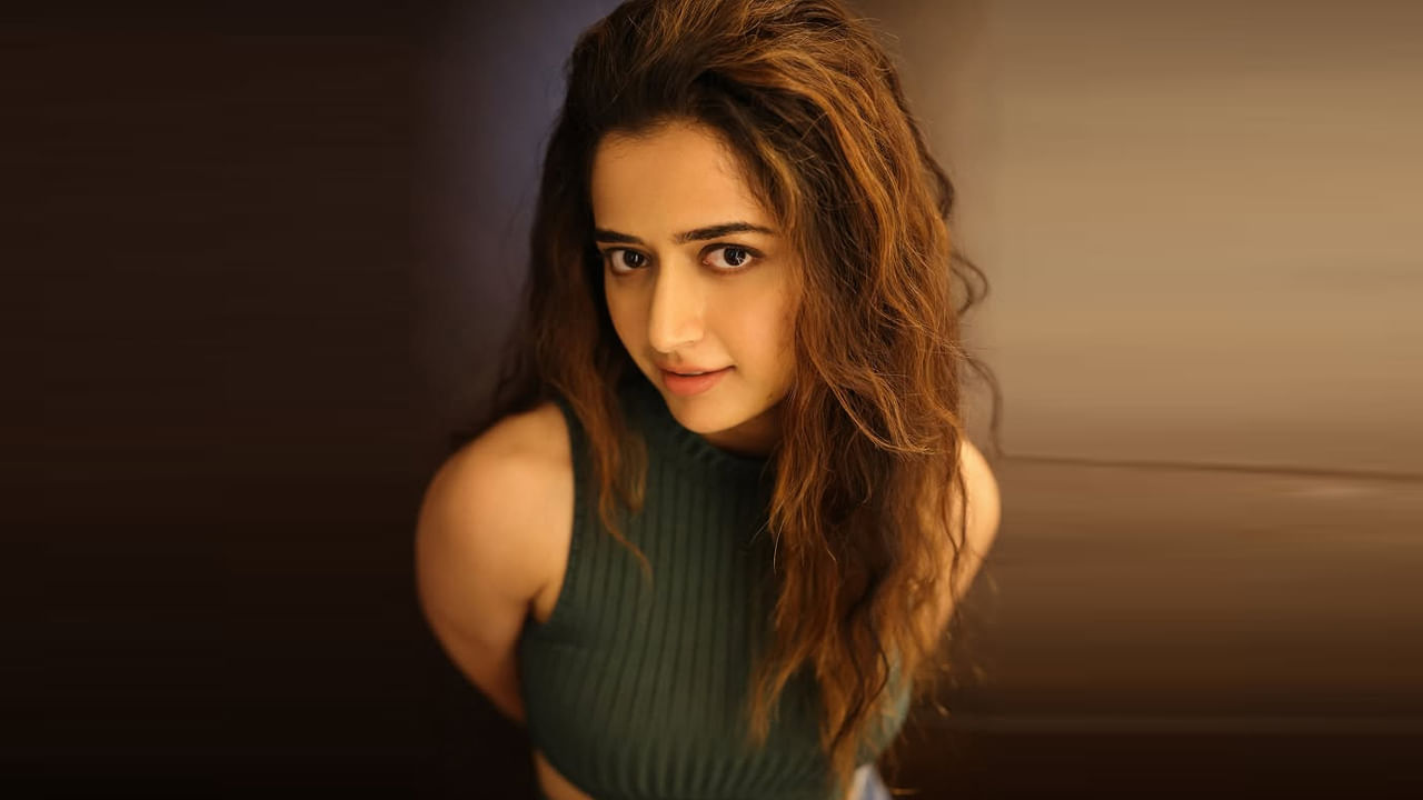 5 ఆగస్టు 1996న కర్ణాటక రాష్ట్ర రాజధాని బెంగుళూరుకి 70 కిలోమీటర్ల దూరంలో ఉన్న తుమకూరులో ఓ హిందూ కుటుంబంలో జన్మించింది ఆషికా రంగనాథ్.రంగనాథ్ మరియు సుధా రంగనాథ్ ఈమె తల్లిదండులు.