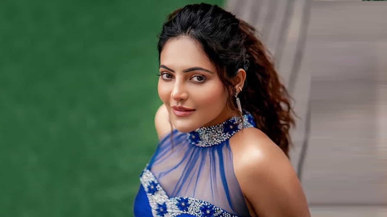 'పల్వాది కాదల్' అనే ఓ తమిళ యూట్యూబ్ షార్ట్ ఫిల్మ్ ద్వారా నటనలో కెరీర్ ప్రారంభించింది ఈ వయ్యారి భామ. 2017లో కాదల్ కన్ కట్టుదే అనే ఓ తమిళ చిత్రంలో కథానాయకిగా సినీ అరంగేట్రం చేసింది ముద్దుగుమ్మ అతుల్య రవి.