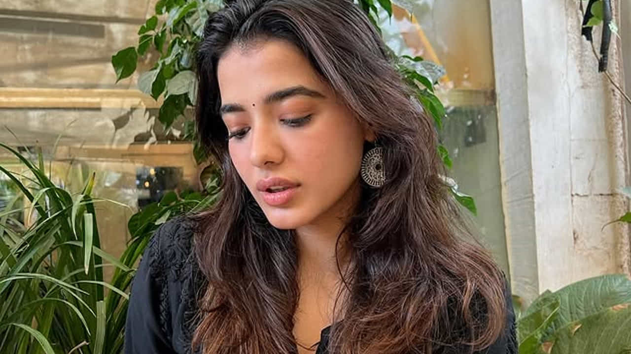 ఢిల్లీ నగరంలో ఉన్న మిరాండా హౌస్, ఢిల్లీ విశ్వవిద్యాలయంలో తన గ్రాడ్యుయేషన్ పూర్తి చేసింది ఈ అందాల తార. చదువు పూర్తయ్యాక మోడలింగ్ లో తన కెరీర్ ను ప్రారంభించింది ఈ వయ్యారి. పలు బ్రాండ్ల ప్రకటనల్లో కనిపించింది.