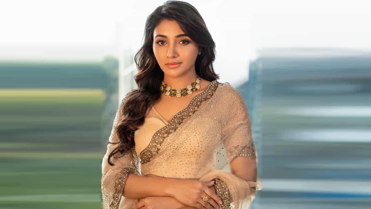 ఈమె తండ్రి పేరు సంతోష్ కుమార్, తల్లి పేరు శోబనా సంతోష్. ఈ వయ్యారి భామకి ఇద్దరు సోదరీమణులు కూడా ఉన్నారు. కేరళలోని ఇదుక్కిలో రామకల్మేడులో ఉన్న సేక్రేడ్ హార్ట్ హైస్కూల్లో తన స్కూలింగ్ పూర్తి చేసింది ఈ బ్యూటీ.