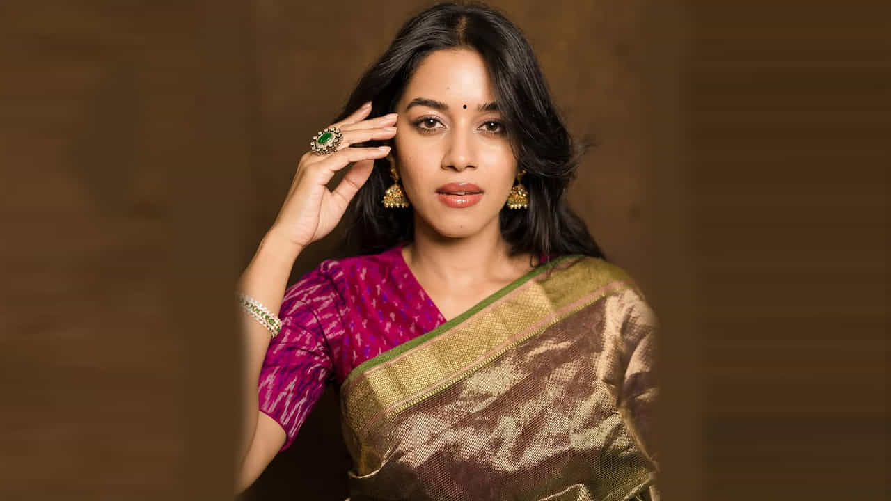 తమిళం, తెలుగు భాషలలో సుపరిచితురాలు. డబ్స్మాష్ వీడియోలను అప్లోడ్ చేస్తూ సోషల్ మీడియాలో పేరు తెచ్చుకుంది. దర్శకుడు త్యాగరాజన్ కుమారరాజా ఆమె వీడియోలలో ఒకదాన్ని చూసి తనను ఆడిషన్ కోసం పిలిచి తన సినిమాలో ఎంపిక చేసారు.