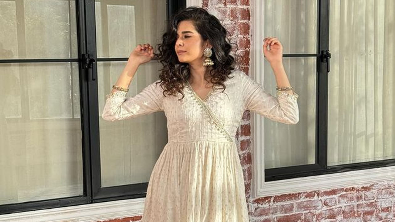 2014లో మజా హనీమూన్ అనే మరాఠి షార్ట్ ఫిల్మ్ లో నటించింది. 2015లో హిందీ చిత్రం కట్టి బట్టితో తొలిసారి వెండితెరపై కనిపించింది. 2022లో విశ్వక్ సేన్ సరసన ఓరి దేవుడా అనే తెలుగు చిత్రంలో కథానాయకిగా టాలీవుడ్ ప్రేక్షకులకు పరిచయం అయింది.