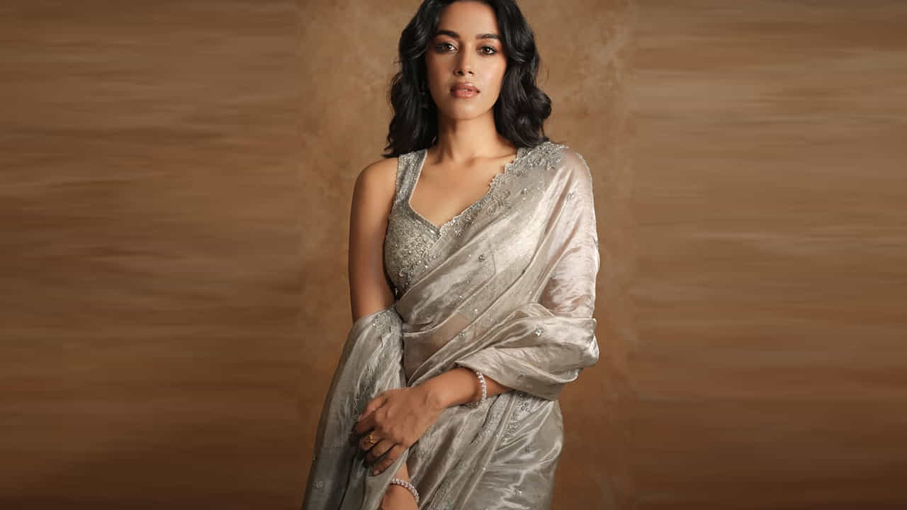 తమిళం, తెలుగు భాషలలో సుపరిచితురాలు. డబ్స్మాష్ వీడియోలను అప్లోడ్ చేస్తూ సోషల్ మీడియాలో పేరు తెచ్చుకుంది. దర్శకుడు త్యాగరాజన్ కుమారరాజా ఆమె వీడియోలలో ఒకదాన్ని చూసి తనను ఆడిషన్ కోసం పిలిచి తన సినిమాలో ఎంపిక చేసారు.