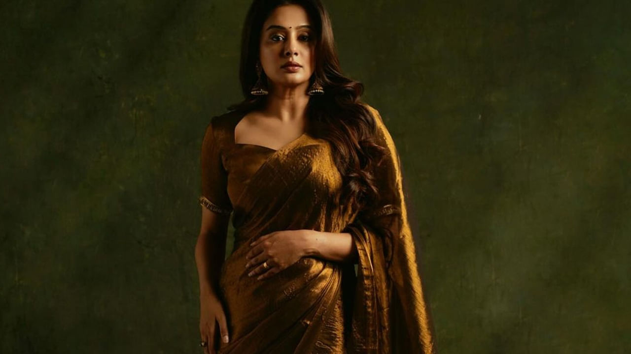 చదువుకునే రోజుల్లో కాంచీపురం సిల్క్, ఈరోడ్ భరణి సిల్క్స్, లక్ష్మి సిల్క్స్‌లకు మోడల్‌గా చేసింది ఈ బ్యూటీ. పాఠశాలలో ఉన్నప్పుడు కొన్ని కల్చరల్ యాక్టీవిషస్, క్రీడలు వంటి వాటిలో చురుకుగా పాల్గొనేది ఈ వయ్యారి భామ.