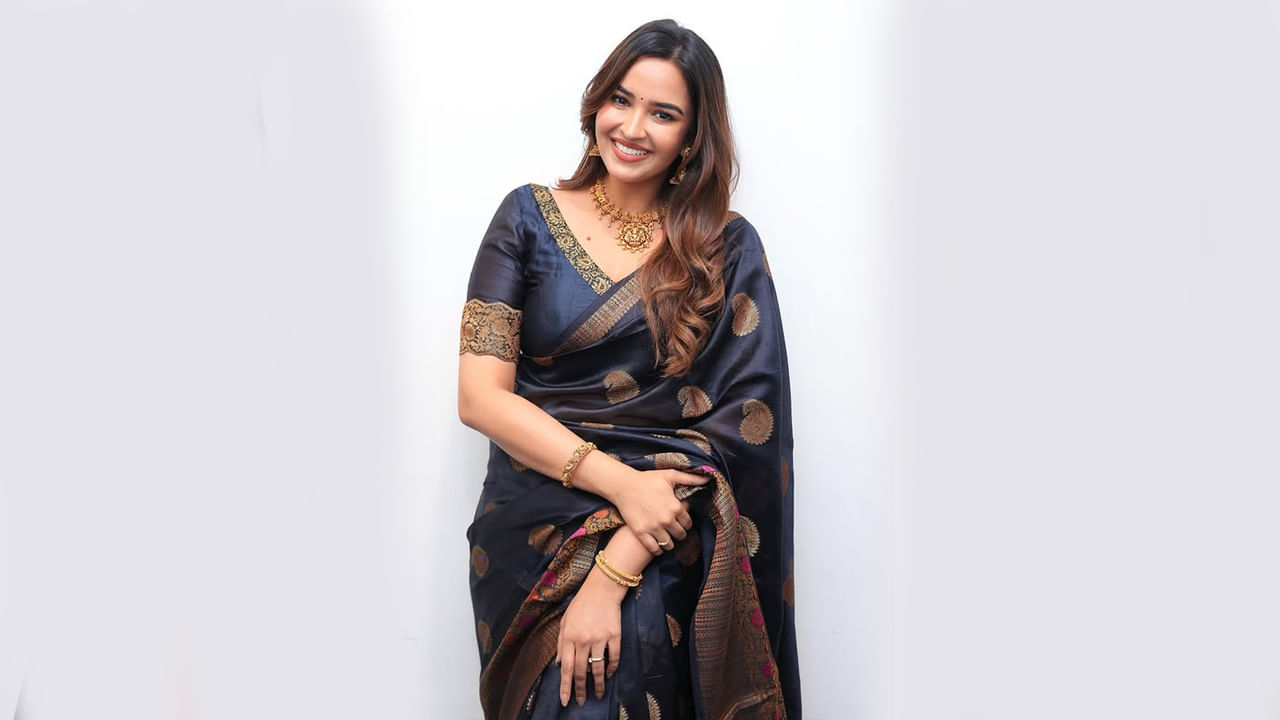 పూజిత పొన్నాడ షార్ట్ ఫిల్మ్‌లతో నటన ప్రారంభించే ముందు టాటా కన్సల్టెన్సీ సర్వీసెస్‌లో సాఫ్ట్‌వేర్ ఇంజనీర్‌గా పనిచేసింది. 2016లో నాగార్జున, కార్తీ మల్టీస్టారర్ చిత్రం ఊపిరిలో గేలరీ మేనేజర్ గా సినీరంగ ప్రవేశం చేసింది ఈ బ్యూటీ.