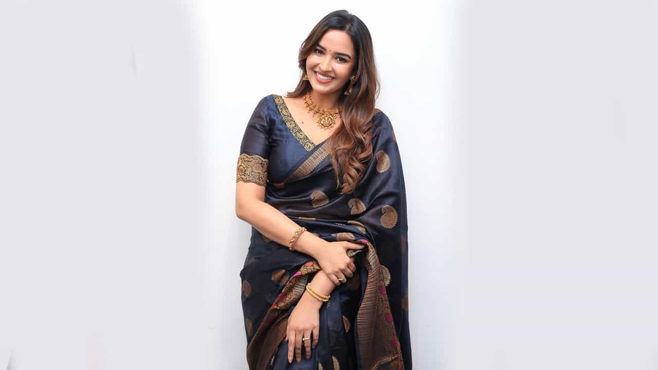 పూజిత పొన్నాడ షార్ట్ ఫిల్మ్‌లతో నటన ప్రారంభించే ముందు టాటా కన్సల్టెన్సీ సర్వీసెస్‌లో సాఫ్ట్‌వేర్ ఇంజనీర్‌గా పనిచేసింది. 2016లో నాగార్జున, కార్తీ మల్టీస్టారర్ చిత్రం ఊపిరిలో గేలరీ మేనేజర్ గా సినీరంగ ప్రవేశం చేసింది ఈ బ్యూటీ.
