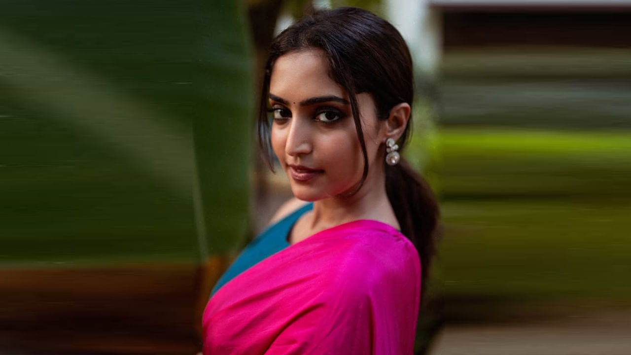 4 ఫిబ్రవరి 1994న కర్ణాటక రాజధాని బెంగుళూరులో ఓ మలయాళీ కుటుంబంలో జన్మించింది వయ్యారి భామ రెబ మోనికా జాన్. ఈ ముద్దుగుమ్మ తండ్రి పేరు జాన్, ఈమె తల్లి పేరు మినీ జాన్. ఈ బ్యూటీ కుటుంబం క్రైస్తవ మతానికి చెందినవారు.