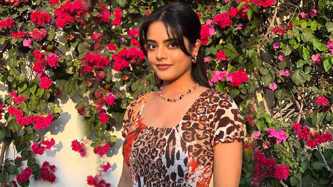 అలాగే అటు మలయాళంలోనూ వరుస ఆఫర్స్ వస్తున్నాయి. తాజాగా ఈ బ్యూటీ లేటేస్ట్ ఫోటోస్ సోషల్ మీడియాలో వైరలవుతున్నాయి. కెరీర్ తొలినాళ్లలో ఈబ్యూటీ గ్లామర్ రోల్స్ చేసేందుకు అంతగా ఆసక్తి చూపించలేదు. దీంతో ఈ భామకు అవకాశాలు అంతగా రావడం లేదని టాక్ వినిపిస్తుంది.