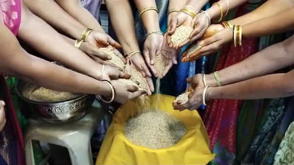 Andhra: భద్రాద్రి రామయ్య కల్యాణం కోసం.. చీరాల నుంచి 10 టన్నుల గోటి తలంబ్రాలు