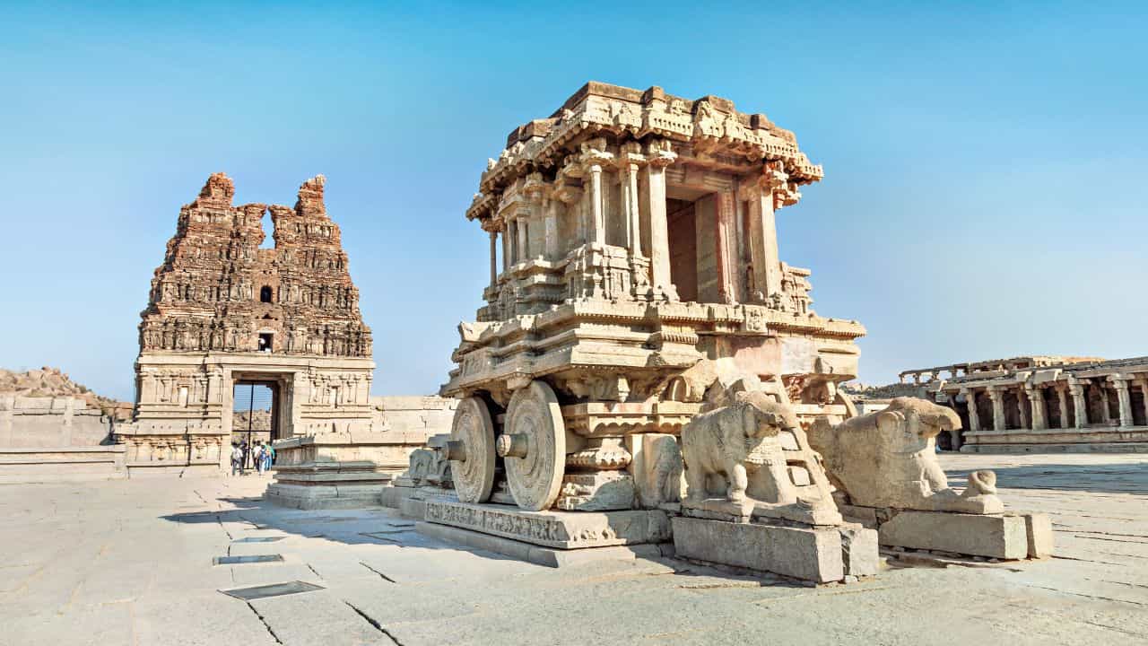 హంపి.. విజయనగర సామ్రాజ్య రాజధానిగా ఉన్న హంపి, రాతి పై చెక్కిన ఆలయ శిల్పాలు, నిర్మాణాలు, రాతి రథం వంటి గొప్ప కట్టడాలతో ప్రసిద్ధి చెందింది. ఇది యునెస్కో ప్రపంచ వారసత్వ ప్రదేశాలలో ఒకటి.