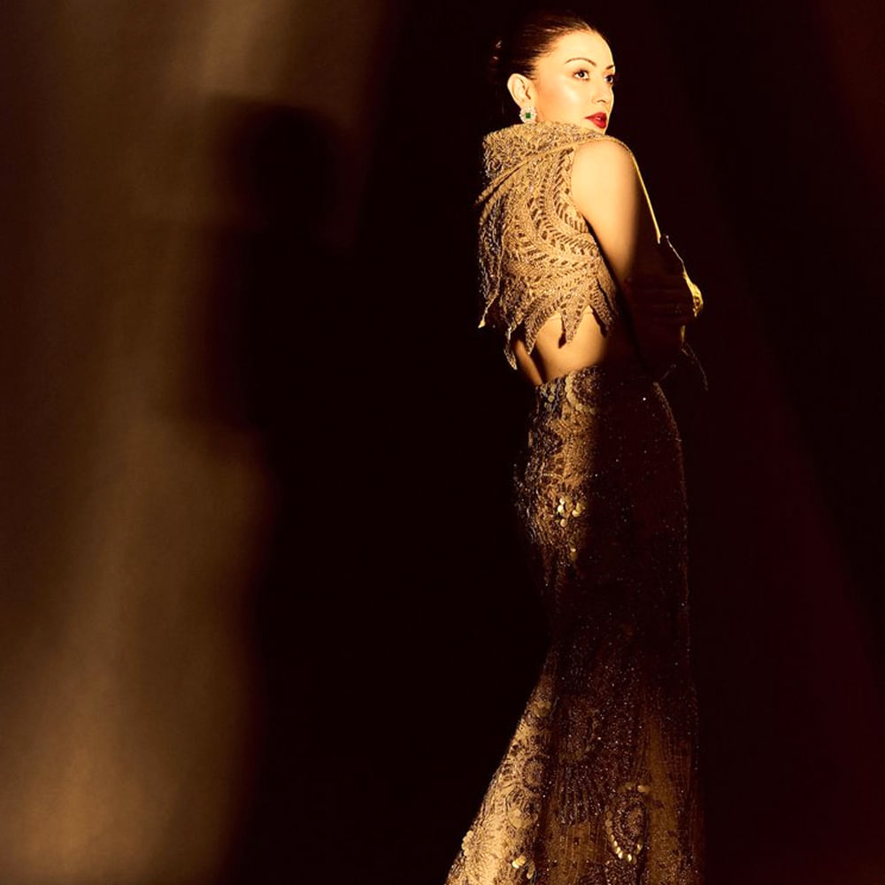 నటి హన్సికను తమిళ చిత్ర పరిశ్రమ అభిమానులు కుట్టి కుష్బూ అని పిలుస్తారు. నటి హన్సిక మోత్వానీ అతి తక్కువ సమయంలోనే ప్రముఖ నటీమణుల జాబితాలోకి ప్రవేశించింది. ఆ తర్వాత గతేడాది 2020 తర్వాత పెద్దగా సినిమా అవకాశాలు రాకపోవడంతో ప్రస్తుతం వెబ్ సీరియల్స్, సినిమాల్లో నటిస్తుంది.