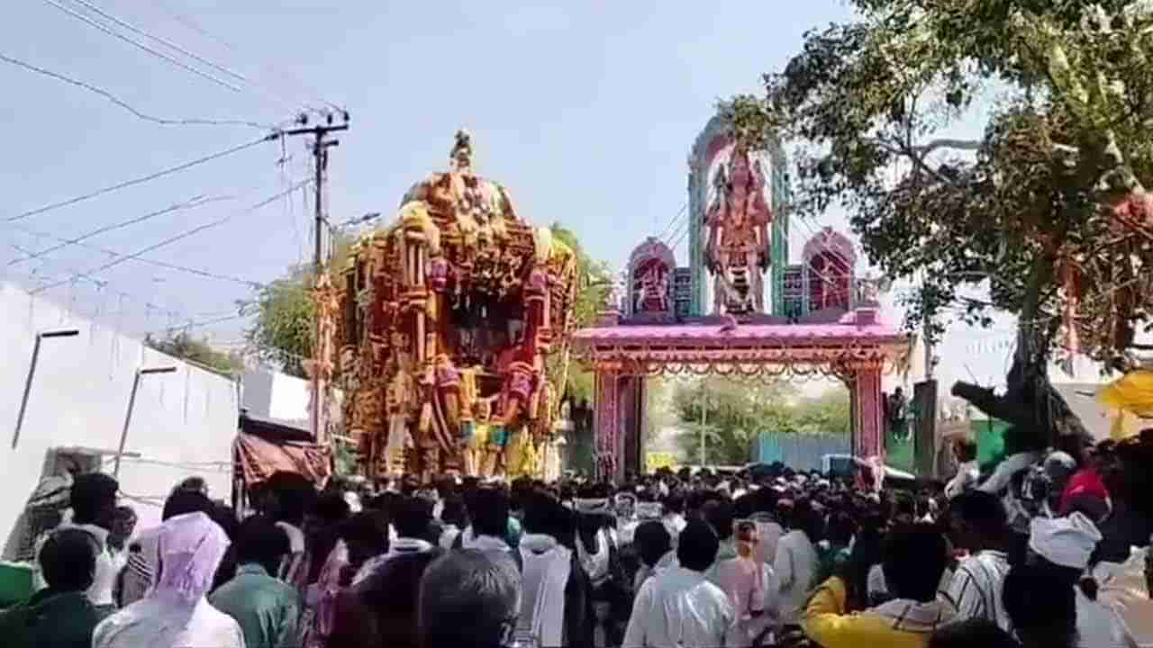 ఆంజనేయ స్వామి రథోత్సవానికి హెలికాప్టర్ తో పూలు చల్లిన కర్ణాటక ఎమ్మెల్యే.. ఎక్కడంటే..