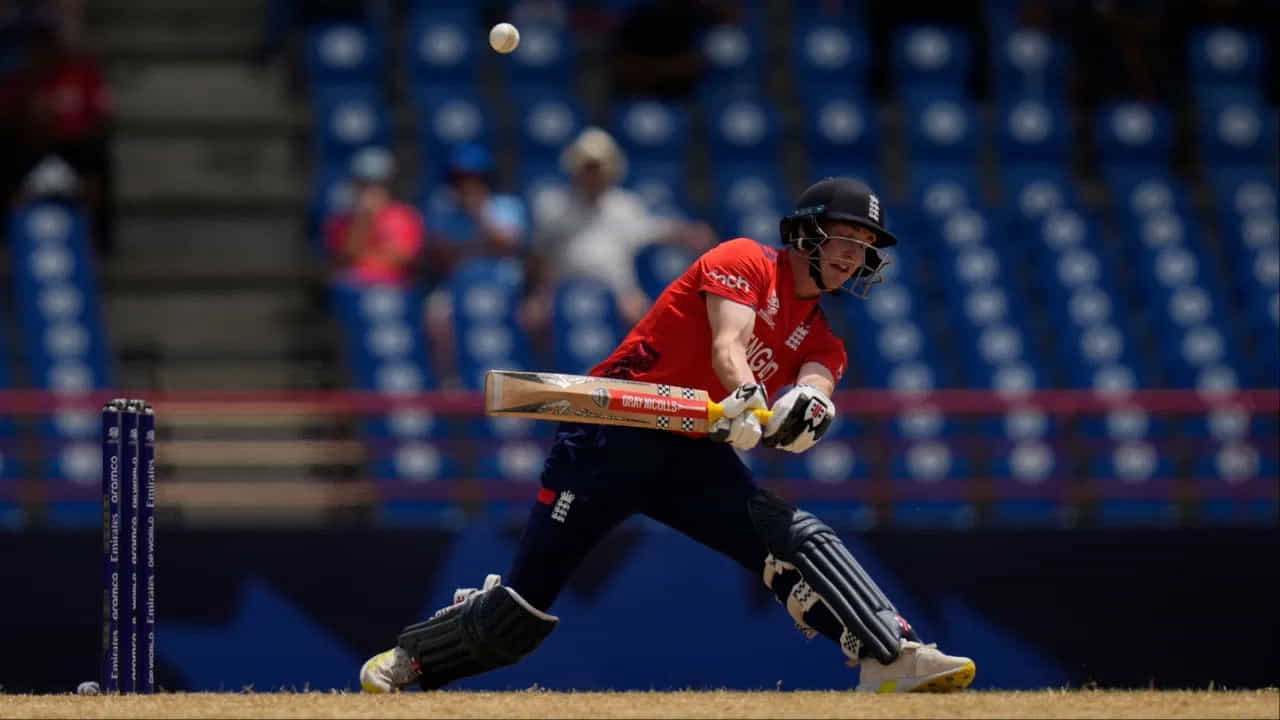 Delhi Capitals Player Harry Brook: ఐపీఎల్ 2025 మార్చి 22 నుంచి ప్రారంభం కానుంది. కానీ అంతకు ముందు, ఇంగ్లాండ్ స్టార్ ఆటగాడు హ్యారీ బ్రూక్పై నిర్ణయం తీసుకుంటే రెండేళ్ల నిషేధం విధించవచ్చు. ఐపీఎల్ (IPL 2025) మెగా వేలంలో బ్రూక్ను ఢిల్లీ క్యాపిటల్స్ కొనుగోలు చేసింది. హ్యారీ బ్రూక్ రూ. 2 కోట్ల బేస్ ప్రైస్ తో వేలంలోకి ప్రవేశించాడు. కానీ, ఢిల్లీ క్యాపిటల్స్ అతనిని కొనుగోలు చేసేందుకు బేస్ ప్రైస్ కంటే 3 రెట్లు ఎక్కువ ఖర్చు చేసింది. ఢిల్లీ ఫ్రాంచైజీ హ్యారీ బ్రూక్ను రూ.6.25 కోట్లకు కొనుగోలు చేసింది.