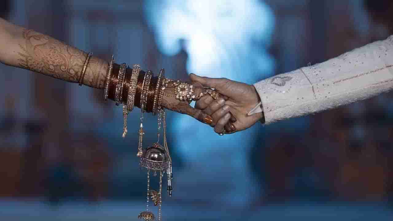 పెళ్లి ఊరేగింపులో గాల్లోకి కరెన్సీ నోట్‌లు.. ఎగబడ్డ జనాలు! అంతలో ఊహించని సీన్..