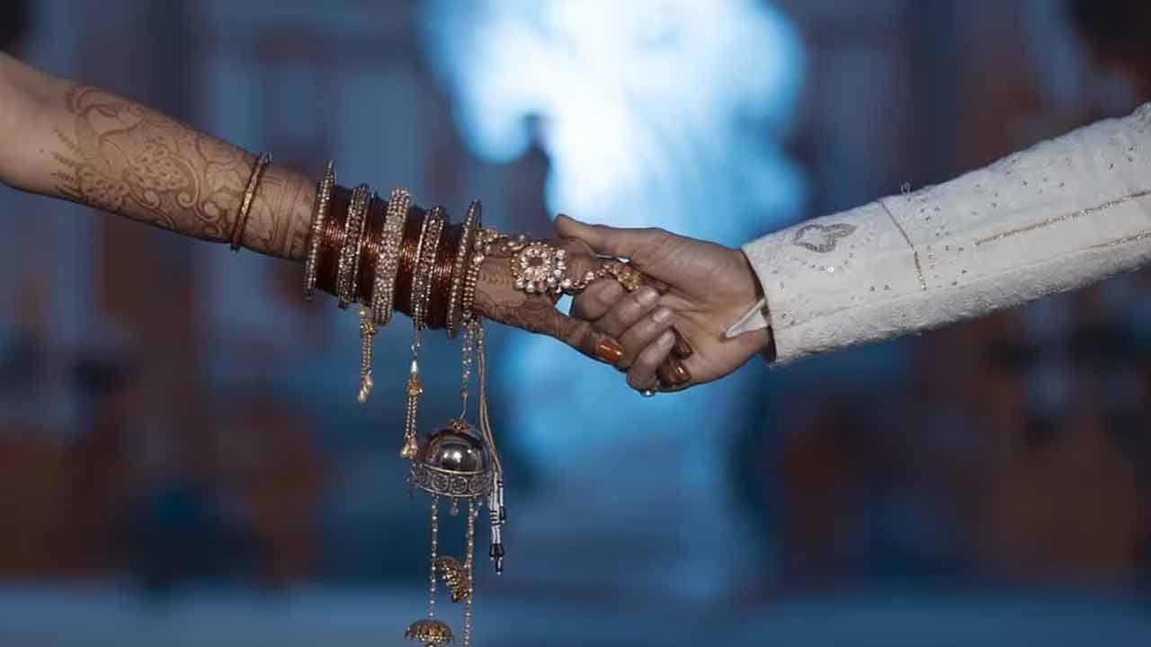 పెళ్లి ఊరేగింపులో గాల్లోకి కరెన్సీ నోట్‌లు.. ఎగబడ్డ జనాలు! అంతలో ఊహించని సీన్..