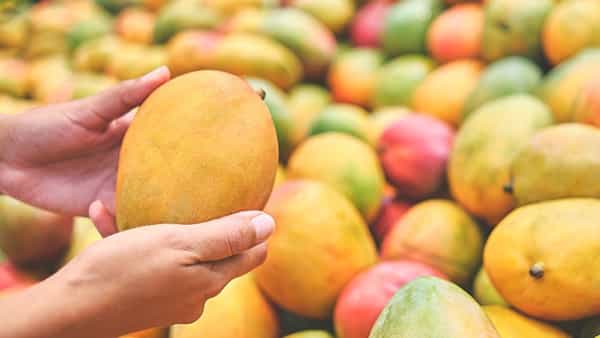 మామిడి పండ్లు నిగనిగలాడుతున్నాయని కొంటున్నారా..? ఈ పండ్లను కొనేముందు జాగ్రత్త..!