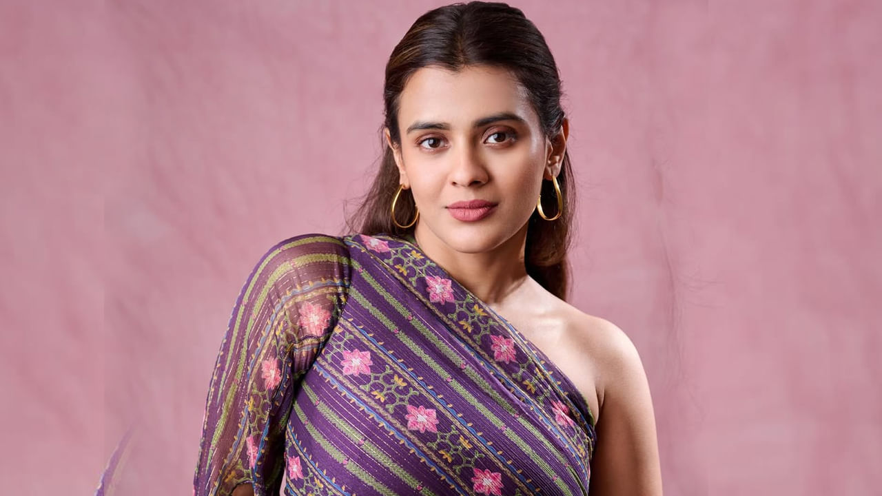 టాలీవుడ్ గ్లామర్ బ్యూటీ హెబ్బా పటేల్  గురించి ఎంత చెప్పినా తక్కువే. అందం, అభినయం ఈ ముద్దుగుమ్మ సొంతం. అలా ఎలా అనే సినిమాతో టాలీవుడ్‌లోకి అడుగు పె ట్టిన  ఈ బ్యూటీ మొదటి సినిమాతోనే తన  నటనతో అందరినీ ఆకట్టుకుంది.