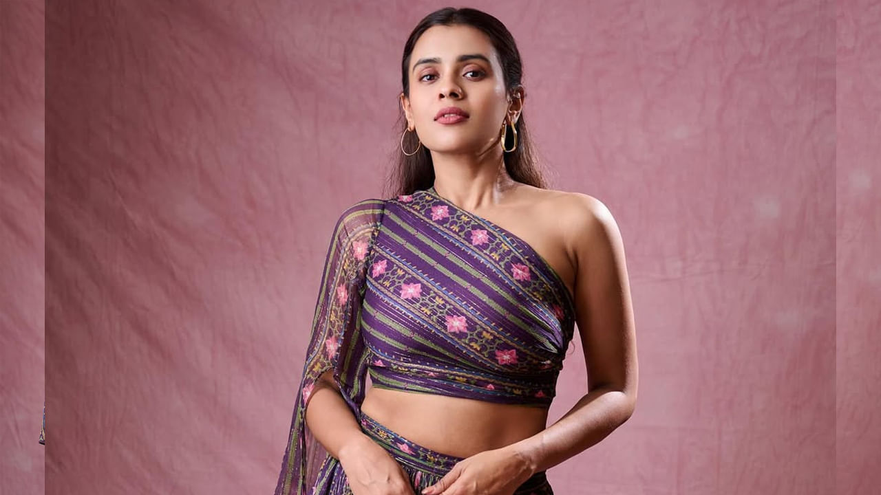 నాన్న నేను నా బాయ్ ఫ్రెండ్స్,   ఎక్కడికి పోతావు చిన్నవాడా,      ఈడో రకం, వాడో రకం,   ఏంజిల్,24 కిస్సెస్, మిస్టర్ వంటి చాలా సినిమాల్లో నటించి మెప్పించింది ఈ ముద్దుగుమ్మ. కానీ ఈ సినిమాలు ఈ బ్యూ టీకి అంత హైప్ ఇవ్వలేకపో యాయి.