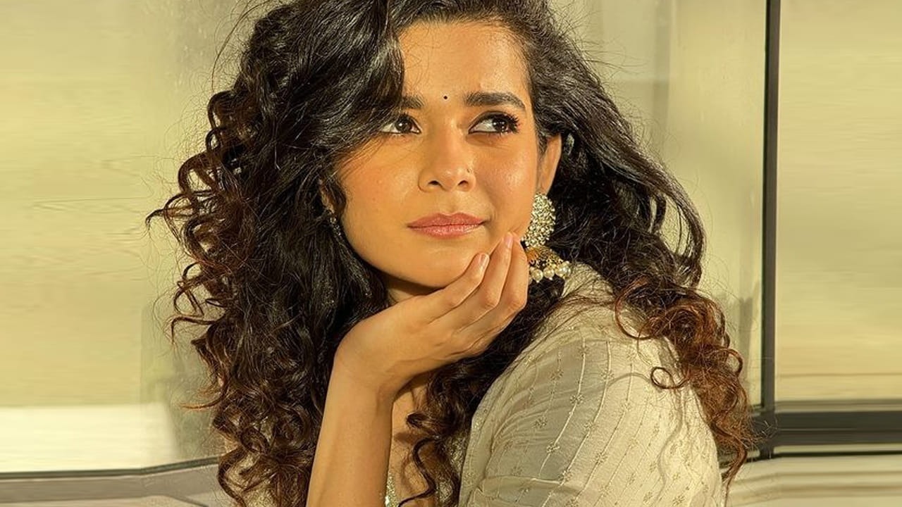 చదుకోవడం కోసం ప్రయాణం అసౌకర్యాల కారణంగా ఆమె తల్లి తరపు నుంచి తాతలతో కలిసి దాదర్‌లో నివసించడానికి వెళ్ళింది. మహారాష్ట్రలోని దాదర్‌లో IES మోడరన్ ఇంగ్లీష్ స్కూల్ లో తన పాఠశాల విద్యను పూర్తిచేసింది ఈ ముద్దుగుమ్మ.