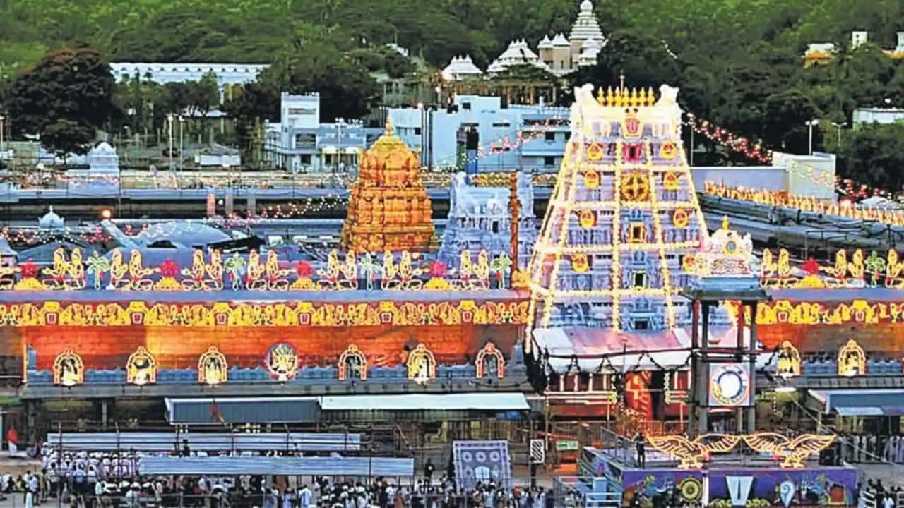 తిరుపతి వెంకటేశ్వర ఆలయం ఆంధ్రప్రదేశ్ : కలియుగ దైవం శ్రీ వెంకటేశ్వర స్వామీ కొలువైన క్షేత్రం తిరుమల. ఇది దేశంలోనే అత్యంత ధనిక హిందూ దేవాలయం. హిందూ మతస్తులు కాకుండా ఇతర మతాలకు చెందిన వ్యక్తులు ఈ ఆలయంలోకి ప్రవేశించడం నినిషేధం. శ్రీవారి ఆలయంలో ఇతర మతాల వారు ప్రవేశించాలనుకుంటే.. వారు వెంకటేశ్వర స్వామిపై తమ విశ్వాసాన్ని ప్రకటిస్తూ.. ఒక అఫిడవిట్ ఇవ్వాలి.