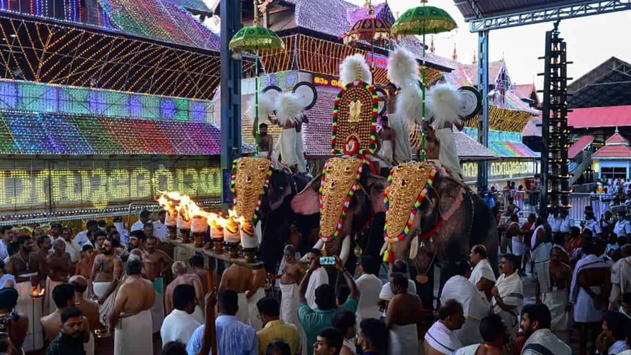 గురువాయూర్ ఆలయం, కేరళ: కేరళలో ఉన్న గురువాయూర్ ఆలయం హిందూ మతస్తులకు విశ్వాస కేంద్రంగా ఉంది. ఈ ఆలయం ఐదు వేల సంవత్సరాల పురాతనమైనది. ఇక్కడ హిందువులకు మాత్రమే ప్రవేశం ఉంది. ఇతర మతాల వారు ఈ ఆలయంలోకి ప్రవేశించడానికి అనుమతి లేదు. ఈ ఆలయ ప్రధాన దైవం బాలా గోపాలుడు. కన్నయ్య ను గురువాయురప్పన్ అని పిలుస్తారు. ఈ ప్రదేశం శ్రీకృష్ణుడు, విష్ణువు నివాసంగా పరిగణించబడుతుంది. దీనిని ఇలలో వైకుంఠం, దక్షిణ ద్వారక అని కూడా పిలుస్తారు.