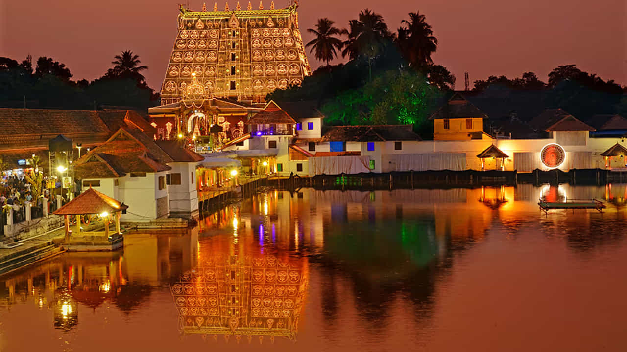 పద్మనాభస్వామి ఆలయం, కేరళ: ఈ విష్ణువు ఆలయం కేరళలోని తిరువనంతపురంలో ఉంది. ఇది కేరళలోని చారిత్రాత్మక ఆలయాలలో ఒకటి. ఈ ఆలయం గురించిన వివరణ పురాణ గ్రంథాల్లో కూడా కనిపిస్తుంది. ఈ ఆలయాన్ని 16వ శతాబ్దంలో ట్రావెన్కోర్ కాలం నాటి రాజులు, మహారాజులు నిర్మించారు. ప్రతి సంవత్సరం లక్షలాది మంది పర్యాటకులు భారతదేశం, విదేశాల నుంచి ఇక్కడికి వస్తారు. అయితే స్వామివారి దర్శనం చేసుకునే అవకాశం అన్య మతస్తులకు ఉండదు. హిందువులు కాని వారిని ఆలయంలోకి అనుమతించరు.