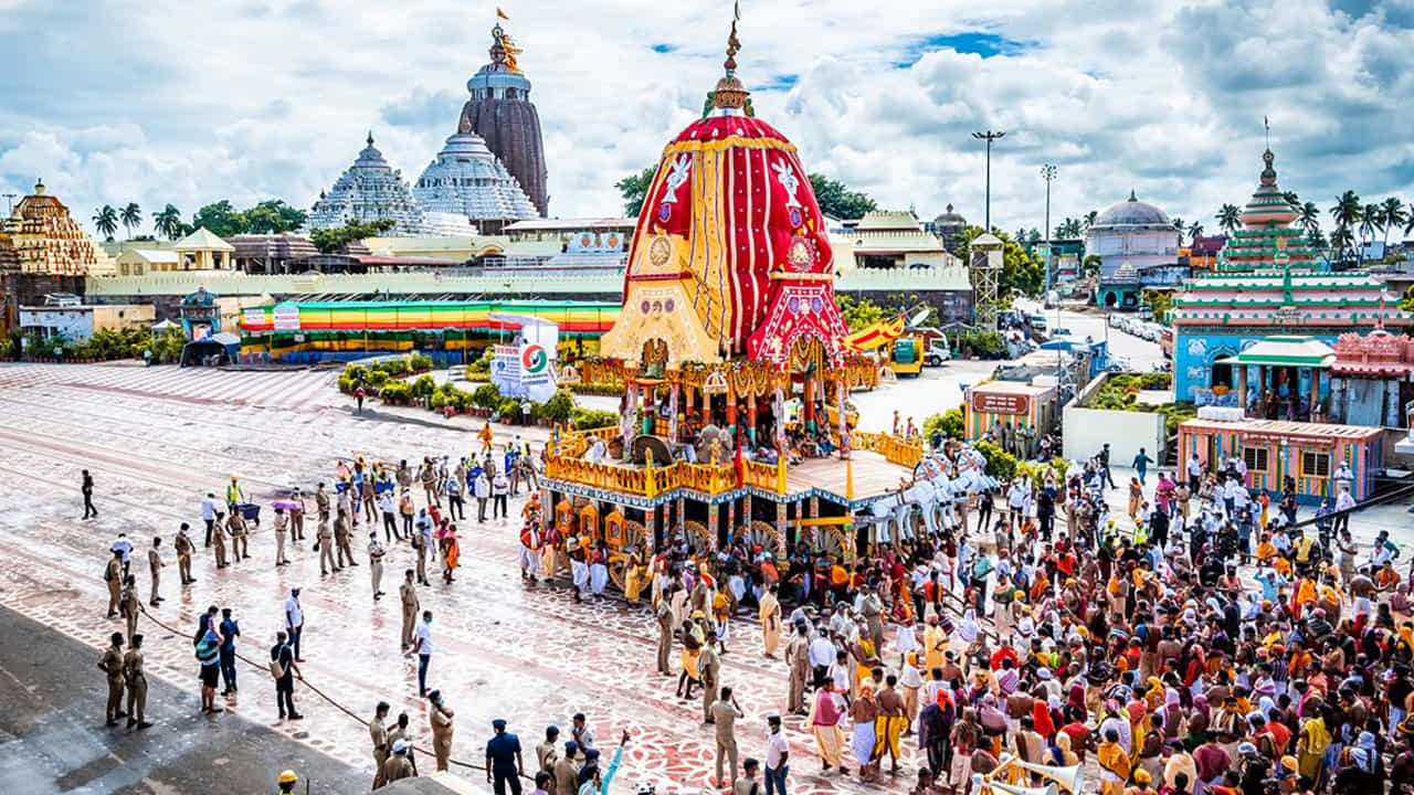 జగన్నాథ ఆలయం, పూరి: ఈ ఆలయం విష్ణువు 8వ అవతారమైన శ్రీ కృష్ణుడికి అంకితం చేయబడింది. జగన్నాథ ఆలయం భువనేశ్వర్ సమీపంలోని పూరి నగరంలోని బంగాళాఖాతంలో సమీపంలో ఉంది. ఈ ఆలయంలోకి కూడా హిందువులను తప్ప మరెవరినీ అనుమతించరు. ఆలయ ద్వారం దగ్గర ఒక ఒక సైన్ బోర్డు ఉంటుంది. ఈ బోర్డ్ లో "సనాతన హిందువులు మాత్రమే ఇక్కడకు ప్రవేశించడానికి అనుమతి" అని రాసి ఉంటుంది. ఇది మాత్రమే కాదు హిందువులు కాని వారితో సంబంధాలు ఉన్న వ్యక్తులు కూడా ఈ ఆలయంలో అడుగు పెట్టడానికి.. జగన్నాథుని దర్శించుకోవడానికి అనుమతి లేదు. 1984 సంవత్సరంలో అప్పటి భారత మాజీ ప్రధానమంత్రి ఇందిరా గాంధీ కూడా ఈ ఆలయంలో అడుగు పెట్టడానికి అనుమతించబడలేదు ఎందుకంటే ఆమె భర్త వేరే మతానికి చెందినవాడు.