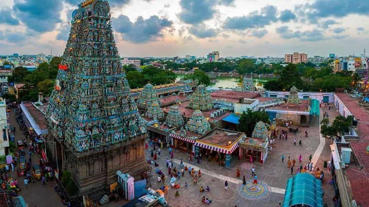 కపాలీశ్వర ఆలయం, చెన్నై
తమిళనాడులోని చెన్నైలో ఉన్న కపాలీశ్వర ఆలయం 7వ శతాబ్దంలో ద్రావిడ నాగరికత కాలంలో నిర్మించబడింది. ఈ ఆలయం శివుడికి అంకితం చేయబడింది. ఈ ఆలయానికి శివుడి పెట్టడం వెనుక ఒక బలమైన ఆధ్యాత్మిక నమ్మకం ఉంది. ఆ ఆలయం పేరును విడదీసినప్పుడు..ఈ ఆలయానికి కపాల (తల) ..ఈశ్వర (శివునికి మారుపేరు) అనే పదాల నుంచి ఈ ఆలయానికి కపాలీశ్వర పేరు వచ్చింది. ఈ ఆలయంలోకి కూడా హిందువులు తప్ప మరే మతానికి చెందిన పర్యాటకులు ప్రవేశించడం నిషేధించబడింది.