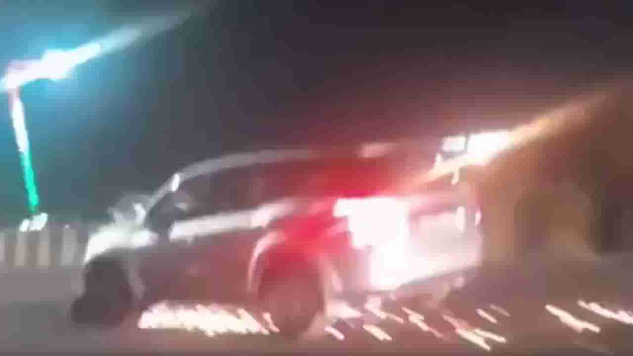 Viral Video: స్కూటర్‌ను ఢీకొట్టి.. ఈడ్చుకెళ్లిన కారు డ్రైవర్.. రోడ్డుపై నిప్పులు చెరుగుతూ ..