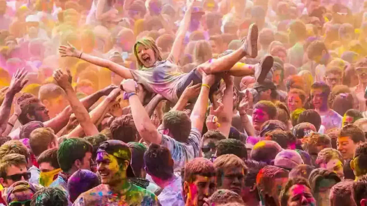 ఫిజీ అనేది భారతీయులు అధిక సంఖ్యలో నివసించే దేశం. ఈ దేశంలో ఉత్తరప్రదేశ్, బీహార్ నుంచి వెళ్ళిన వారి సంఖ్య ఎక్కువగా ఉందని నమ్ముతారు. ఇక్కడ హోలీని సాంప్రదాయకంగా సంగీతం, నృత్యాలతో జరుపుకుంటారు. స్థానిక ప్రజలు కూడా ఈ పండుగ సందర్భంగా రంగులతో సందడి చేస్తారు. ఫిజీ దేశస్తులు హోలీని బహుళ వర్ణ పండుగగా జరుపుకుంటారు.