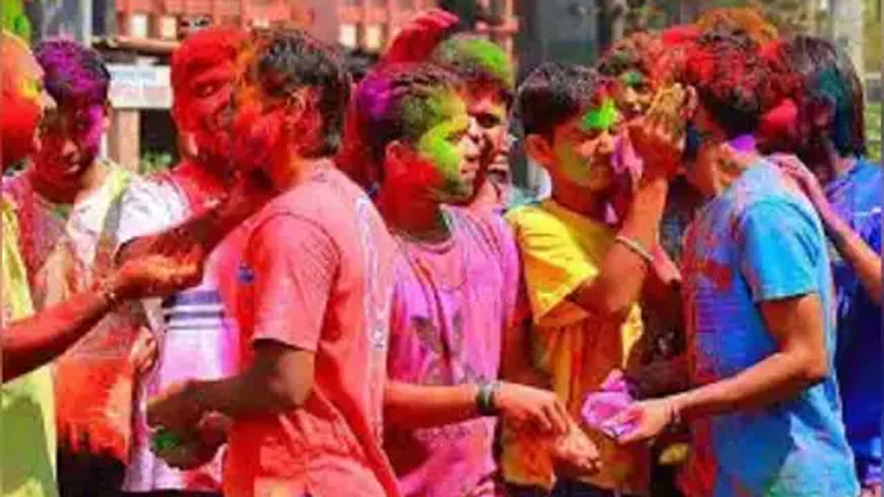 భారతదేశ విభజన తర్వాత కూడా.. చాలా మంది హిందువులు పాకిస్తాన్లో నివసిస్తున్నారు. ముఖ్యంగా సింధ్ ప్రావిన్స్, కరాచీ, లాహోర్ సహా మరికొన్ని ప్రాంతాలలో నివసించే హిందూ కుటుంబాలు హోలీని ఉత్సాహంతో, భక్తితో జరుపుకుంటారు. హిందూ దేవాలయాలు, కమ్యూనిటీ కేంద్రాలు గొప్ప హోలీ కార్యక్రమాలను నిర్వహిస్తాయి. పాకిస్తాన్ ప్రజలు ఒకరిపై ఒకరు గులాల్ , రంగులు పూసుకుని పండుగ జరుపుకుంటారు.