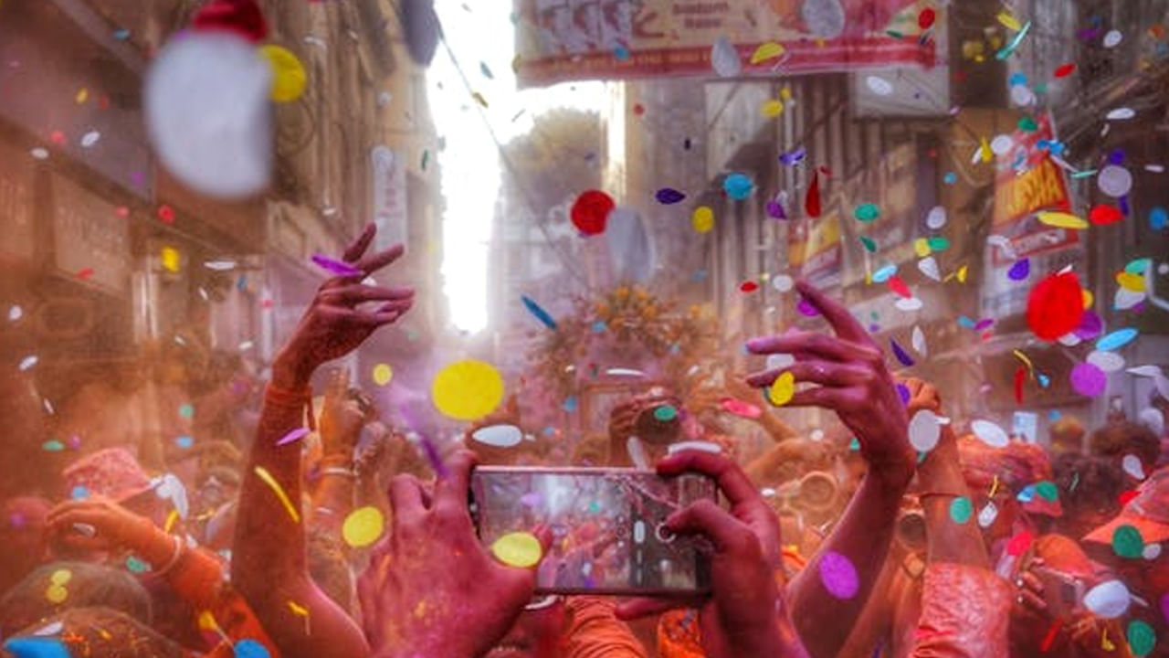 ఈ ఏడాది హోలీ ఎప్పుడంటే ..హిందూ క్యాలెండర్ ప్రకారం ఫాల్గుణ మాసం పౌర్ణమి తిథి మార్చి 13, 2025న ఉదయం 10:35 గంటలకు ప్రారంభమవుతుంది. ఈ తిధి మార్చి 14న 12:23న ముగుస్తుంది. మార్చి 13న హోలికా దహనం చేయనున్నారు. మర్నాడు అంటే మార్చి 14న హోలీ పండుగ జరుపుకోనున్నారు. 
