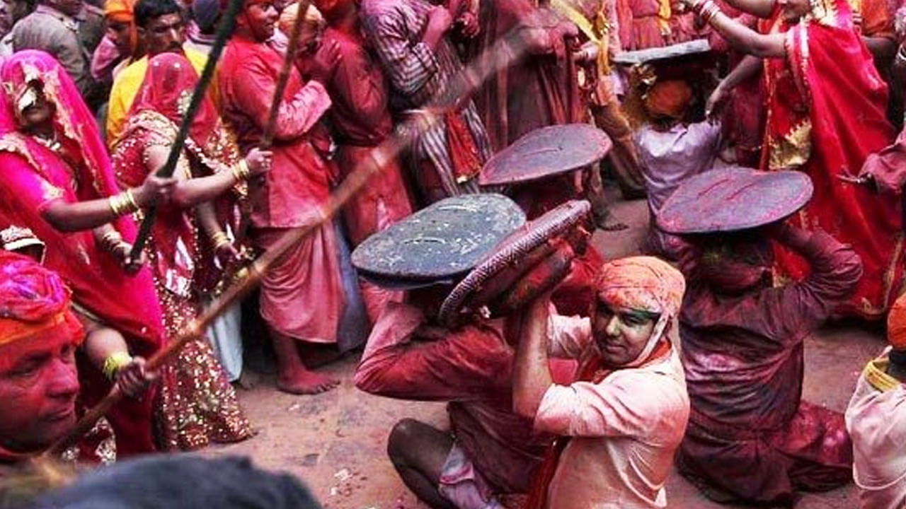 బర్సానా, నందగావ్‌లలో ఆడే హోలీ ప్రపంచవ్యాప్తంగా ప్రసిద్ధి చెందింది. పురాణాల ప్రకారం హోలీ రోజున  బర్సానాలో రాధా, గోపికలతో  శ్రీ కృష్ణుడు తన స్నేహితులతో కలిసి హోలీ ఆడటం ప్రారంభించారు. హోలీ ఆడుతున్న సమయంలో  శ్రీ కృష్ణుడు.. గోపికలను ఏడిపించడం ప్రారంభించాడు. అప్పుడు రాధా రాణి, గోపికలు .. శ్రీ కృష్ణుడిని, అతని స్నేహితులను కర్రలతో కొట్టడానికి ప్రయత్నిస్తూ వారి వెంట కర్రలతో పరిగెత్తారు. అప్పటి నుంచి బర్సానా, నంద్ గ్రామంలో లఠ్మార్ హోలీ ఆడటం.. అది కూడా కర్రలతో హోలీ వేడుకలు జరుపుకోవడం ప్రారంభమైంది. ఈ సంప్రదాయం నేటికీ కొనసాగుతోంది.
