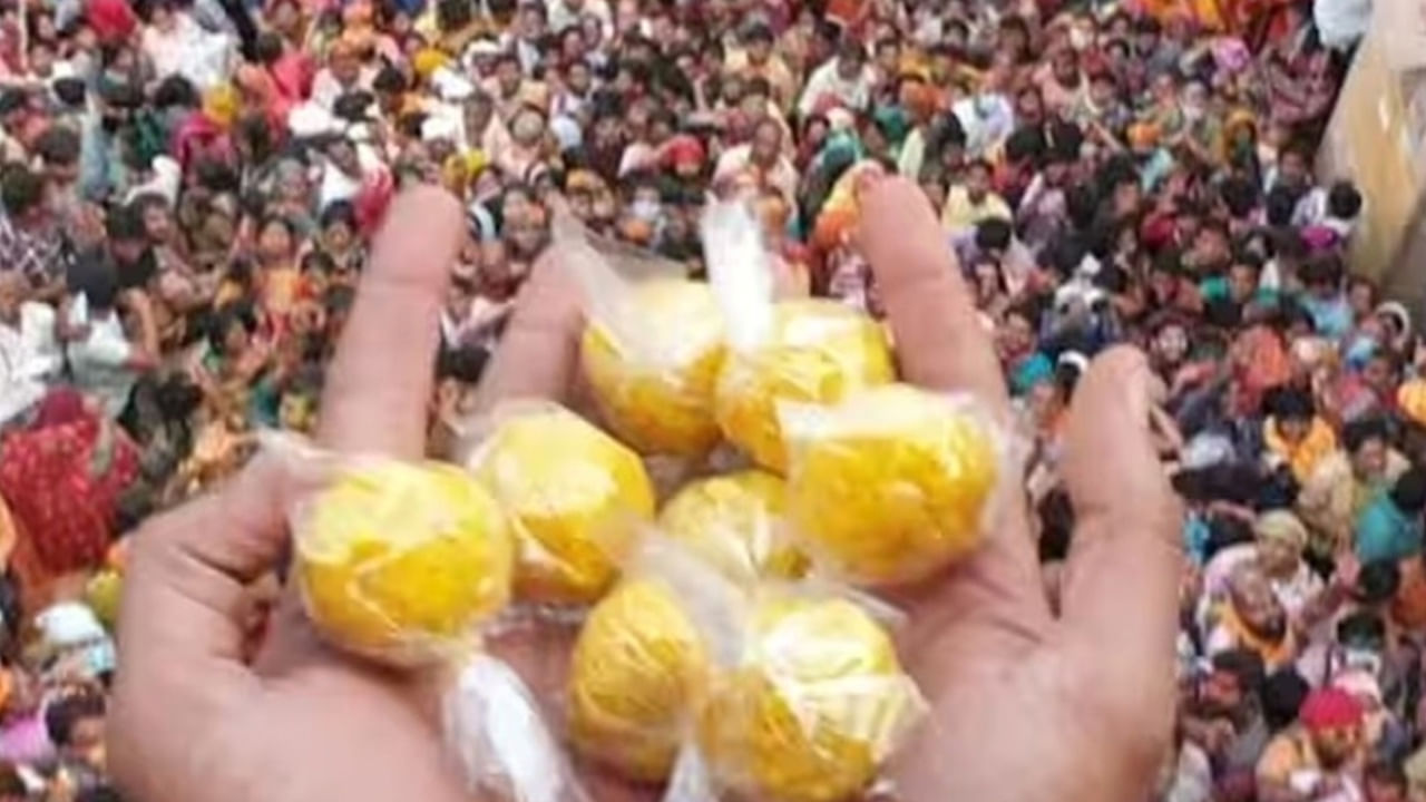 బర్సానాలో లడ్డుమర్ హోలీ.. లడ్డూమర్ హోలీని రాధా రాణి జన్మస్థలమైన బర్సానాలో ఘనంగా జరుపుకుంటారు. ఈ హోలీ వెనుక ఒక కథ ఉంది. ఒకసారి రాధా రాణి తన స్నేహితులతో కలిసి హోలీకి కృష్ణుడిని ఆహ్వానించడానికి నందగావ్ వెళ్ళిందని నమ్ముతారు. హోలీ ఆడటానికి బర్సానా నుంచి వచ్చిన ఆహ్వానాన్ని సంతోషంగా కృష్ణుడి అంగీకరించాడని పురాణాలు చెబుతున్నాయి. కృష్ణుడు నంద గావ్ లో అడుగు పెట్టినప్పుడు కొంతమంది గోపికలు కృష్ణుడిపై సరదాగా రంగులు చల్లారు.. అయితే రంగులు లేని పూజారి లడ్డూలు కృష్ణుడిపై విసిరారు. ఆ విధంగా లడ్డూ మార్ హోలీ సంప్రదాయం మధుర బర్సానాలోని శ్రీ జీ ఆలయంలో కేంద్రీకృతమై ప్రారంభమైంది.
