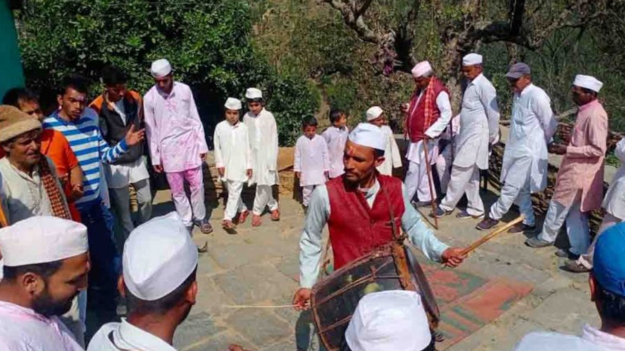 కుమావున్లో హోలీ..ఉత్తరాఖండ్‌లోని కుమావున్‌లో హోలీ కూడా చాలా ప్రసిద్ధి చెందింది. ఇక్కడ మూడు రకాలుగా హోలీ వేడుకలను జరుపుకుంటారు. మొదటిది కూర్చునే హోలీ, రెండవది నిలబడి ఉండే హోలీ, మూడవది మహిళల హోలీ. ఇక్కడ హోలీ వేడుకల్లో రంగులు మాత్రమే కాదు సంగీతం కూడా ఉంటుంది. కుమావున్ హోలీలో సంగీతానికి ప్రాధాన్యత ఉంటుంది. పాటలు శ్రావ్యత, వినోదం, ఆధ్యాత్మికతను కలిగి ఉంటాయి