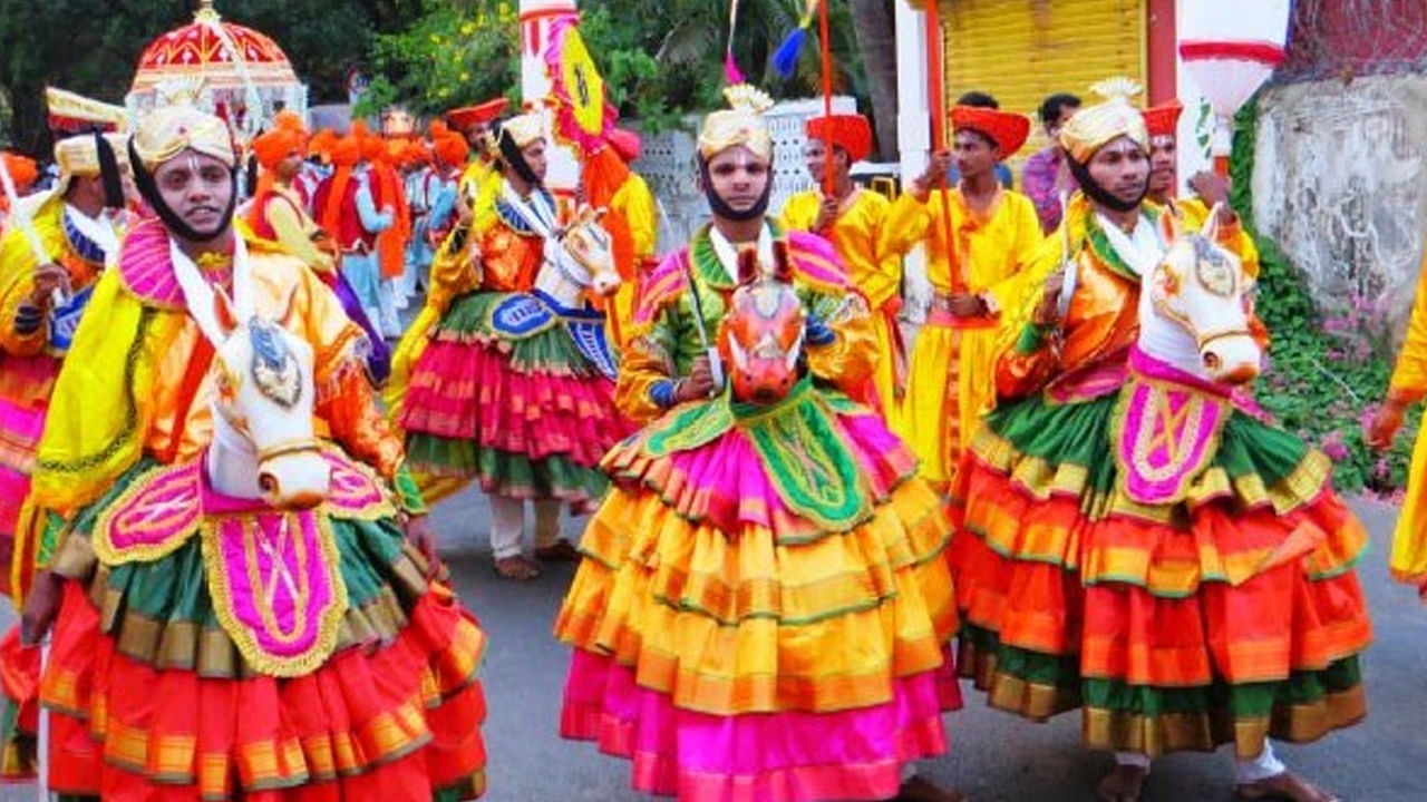 గోవాలో హోలీ.. హోలీ సమయంలో గోవాలో షిగ్మోత్సవ్ జరుగుతుంది. షిగ్మో పండుగ హిందువుల పౌరాణిక అంశాలకు అనుసంధానం చేస్తూ శీతాకాలం నుండి వసంతకాలం వరకు కాలానుగుణ మార్పును సూచిస్తుంది.. ఈ షిగ్మోత్సవ్ 14 రోజుల పాటు కొనసాగుతుంది. ఈ సమయంలో ప్రతి నగరంలో సంగీత కార్యక్రమాలు, సాంప్రదాయ జానపద నృత్యాలు నిర్వహించబడతాయి. నగరం అంతటా టేబుల్స్ ఏర్పాటు చేస్తారు. దేవాలయాల్లో పూజలు జరుపుతారు. ప్రపంచం నలుమూలల నుంచి పర్యాటకులు గోవాలో హోలీ వేడుకలను చూడటానికి వస్తారు.
