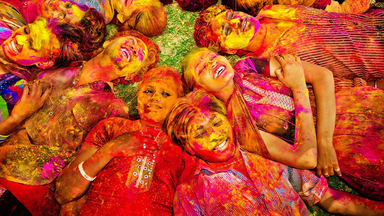 హోలీ పండుగ రోజు కొన్ని రకాల పండ్లను దానం చేయడం చాలా మంచిదంట. అంతే కాకుండా దీనివలన మీకు భగవంతుడి ఆశీస్సులు ఉండటమే కాకుండా, ఆర్థికంగా కూడా ధృఢంగా ఉంటారంట.