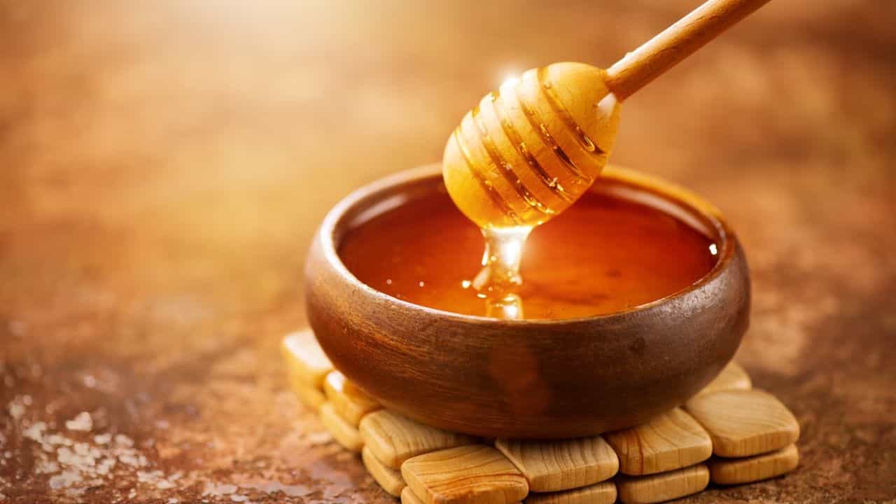 చర్మం పొడిబారకుండా ఉండటానికి తేనె ఉపయోగపడుతుంది. తేనె చర్మాన్ని బిగుతుగా, కాంతివంతంగా మారుస్తుంది. అరేబియన్ భామలు కీరదోస రసంలో తేనెను కలిపి ముఖానికి ప్యాక్‌లా వేసుకుంటారట. దీనివల్ల చర్మం కాంతివంతంగా మారుతుందని చెబుతున్నారు.