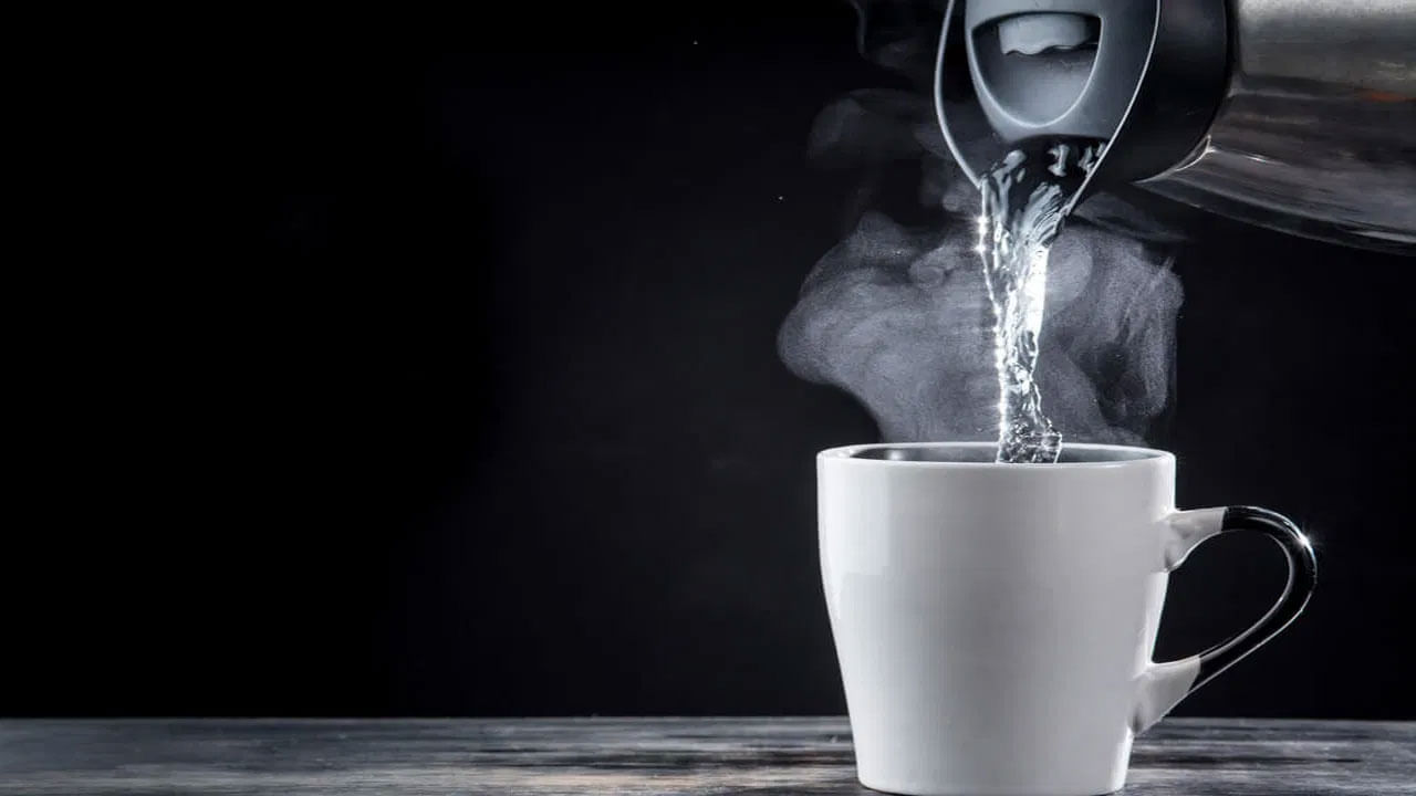 అతిసారం: అతిసారం విషయంలో, కడుపు - ప్రేగులలో అధిక చికాకు ఉంటుంది. ఇది తరచుగా విరేచనాలకు దారితీస్తుంది. వేడినీరు తాగడం వల్ల శరీర జీవక్రియ, ప్రేగు కదలికలు మరింత వేగవంతం అవుతాయి. ఇది విరేచనాల పరిస్థితిని మరింత తీవ్రతరం చేస్తుంది. ఇది శరీరంలో నీరు, ఖనిజాల లోపానికి కారణమవుతుంది.. ఇది ఈ పరిస్థితిని మరింత తీవ్రతరం చేస్తుంది.