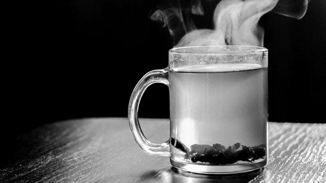 వేడి నీరు లేదా గది ఉష్ణోగ్రత నీరు తాగడం వల్ల శరీరం త్వరగా హైడ్రేట్ అవుతుంది. అందుకే ఈ వేసవిలో చల్లటి నీటికి బదులుగా వేడి లేదా గది ఉష్ణోగ్రత నీటిని తాగడం మంచిది. వేసవిలో చల్లటి నీటికి బదులుగా గది ఉష్ణోగ్రత నీటిని తాగడం వల్ల జీవక్రియను పెంచడంలో, దానికి సంబంధించిన సమస్యలను తొలగించడంలో ప్రయోజనకరంగా ఉంటుంది. 